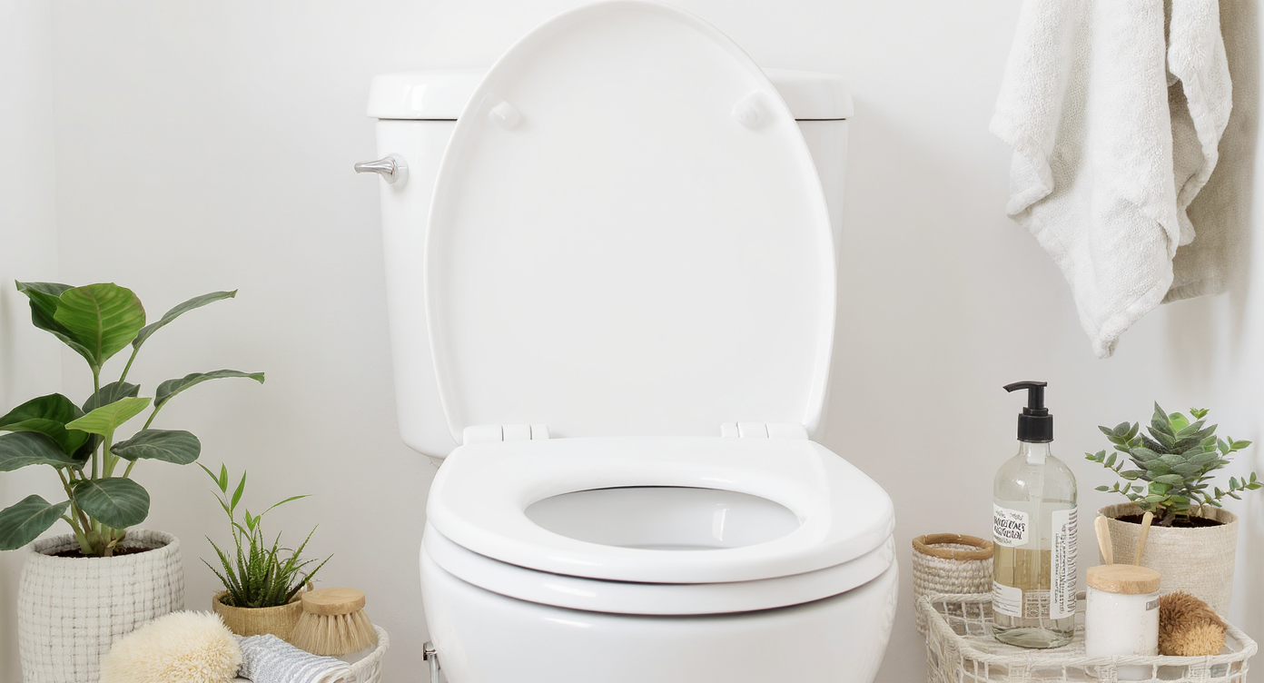 Toilettes propres avec produits naturels et outils de nettoyage écologiques